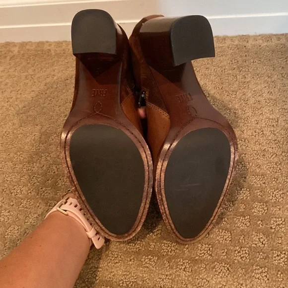 Frye ankle boot. Worn once. Size 8 - Picture 3 of 3